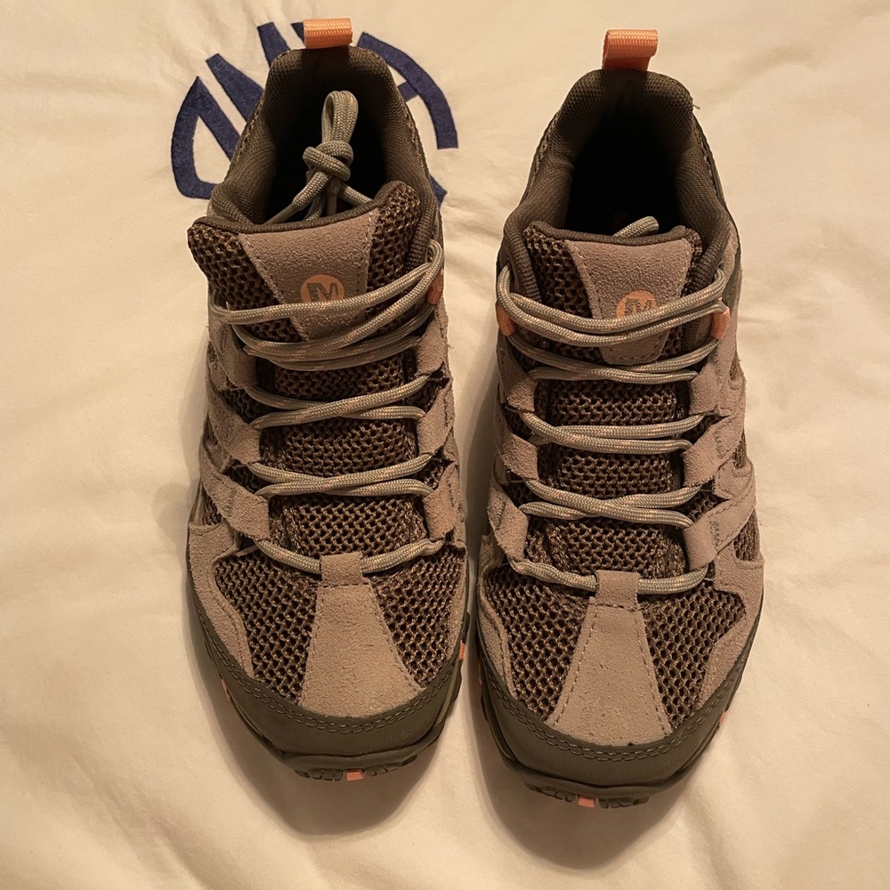 NWOT Merrill Hiking shoes size 7.5